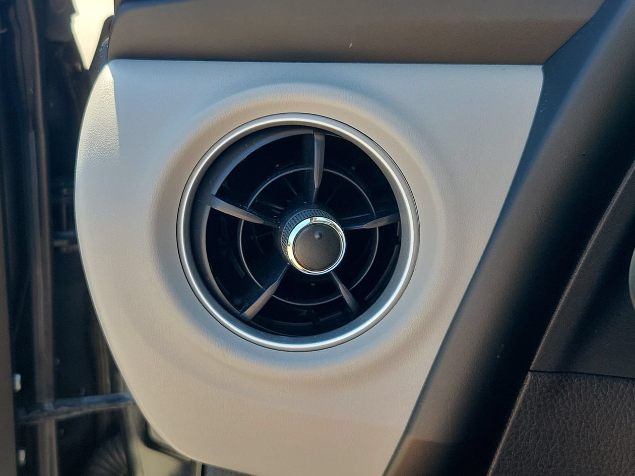 Used 2019 Toyota Corolla LE FWD image 31