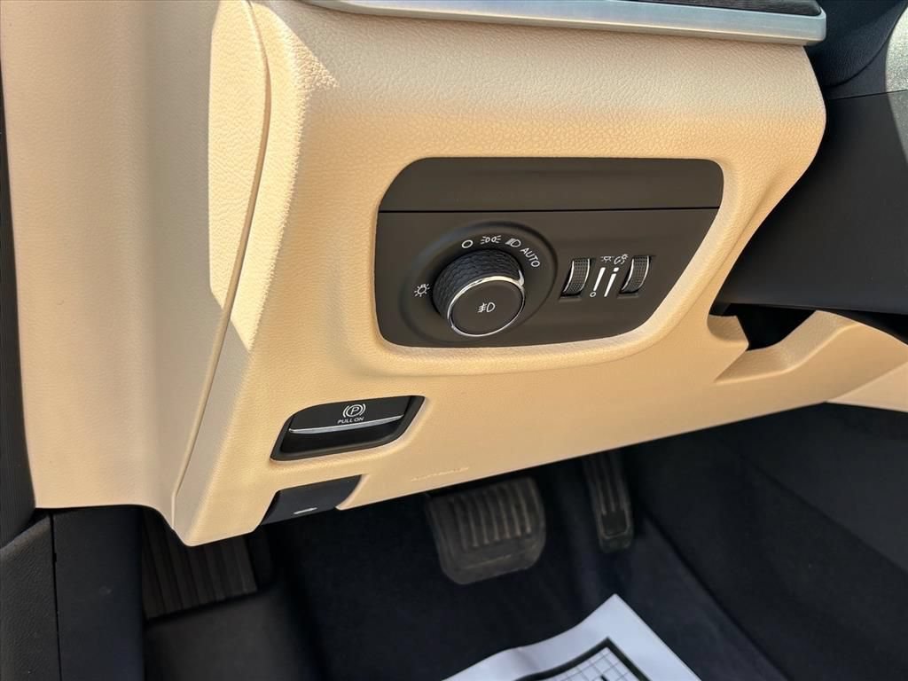 Used 2025 Jeep Grand Cherokee L Limited AWD/4WD image 9