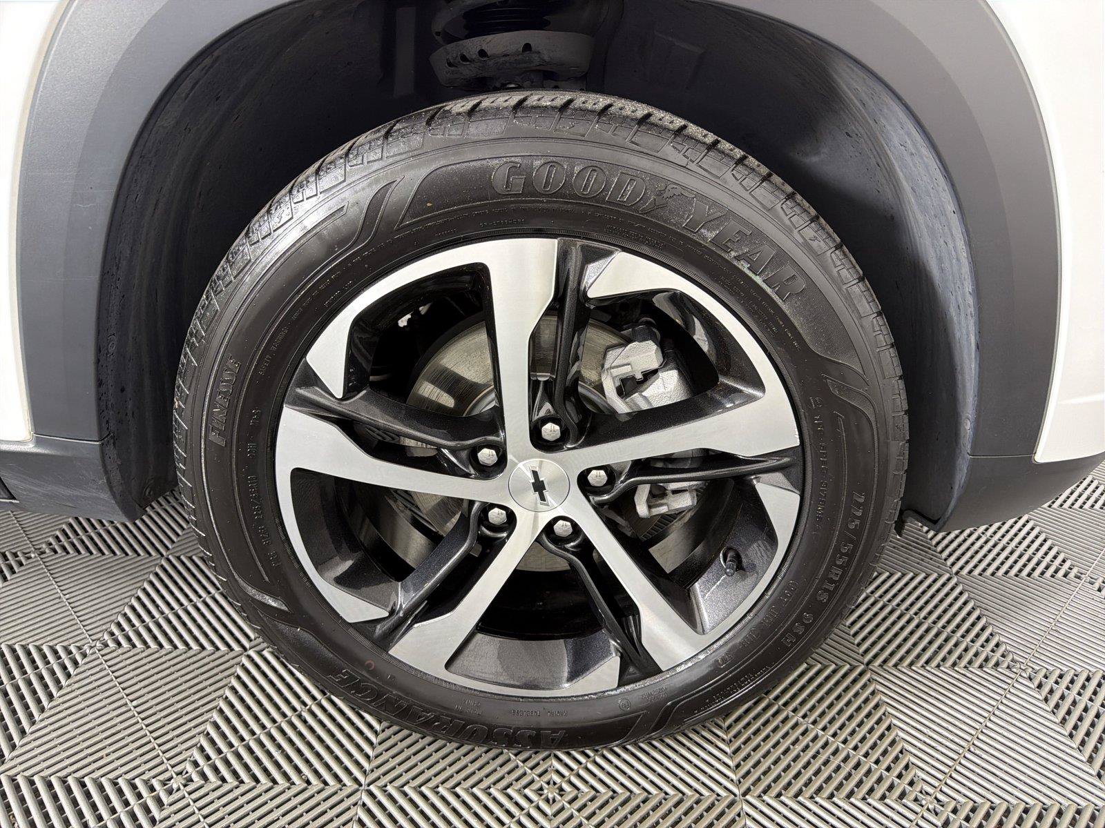 Used 2024 Chevrolet Trax RS w/ Sunroof Package FWD image 10