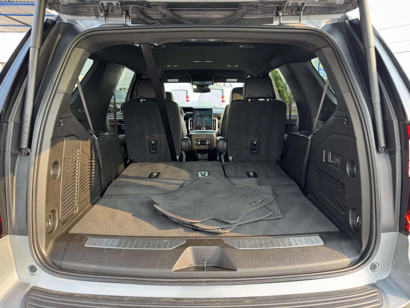 Used 2025 GMC Yukon Denali AWD/4WD image 27