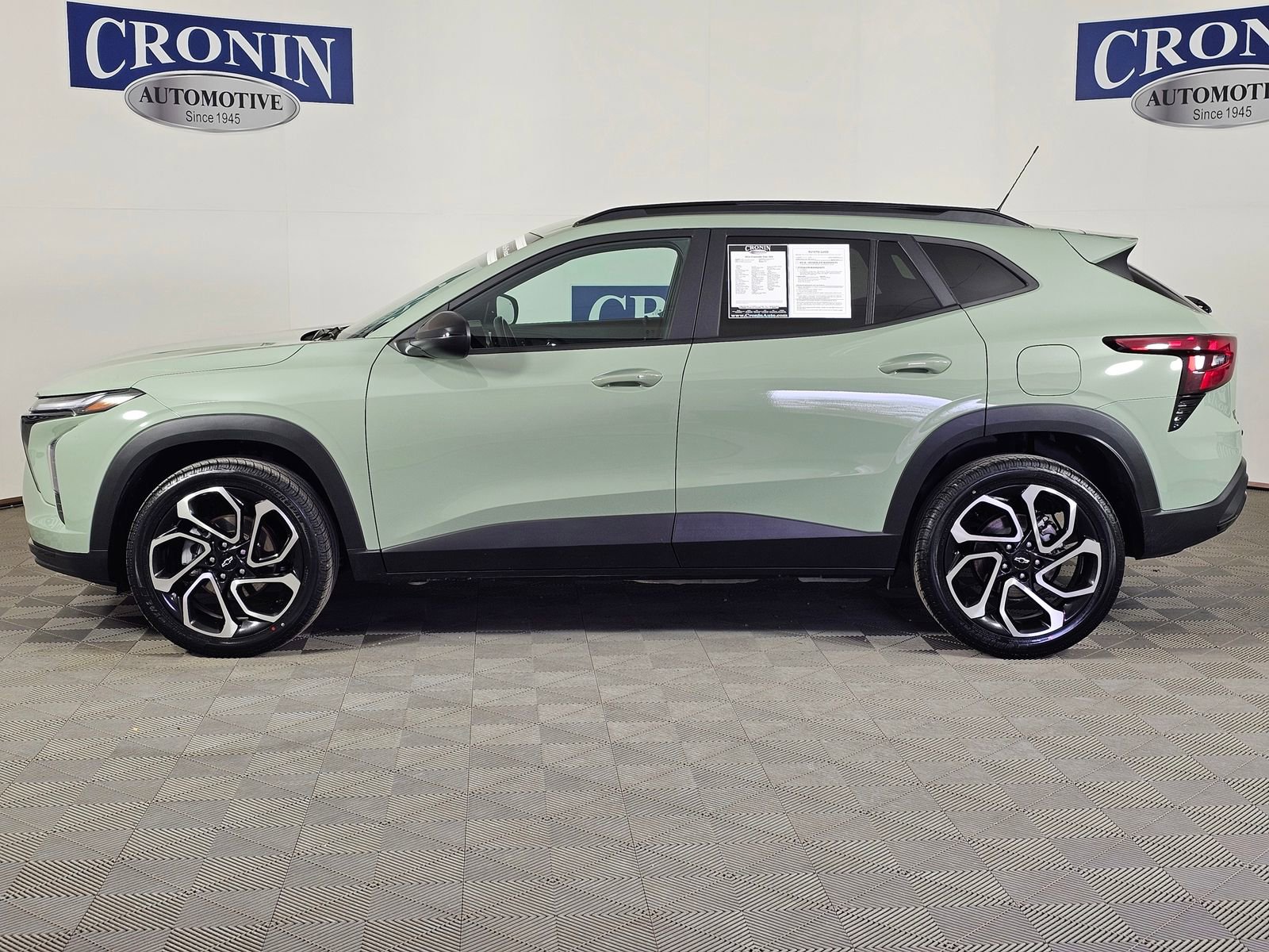 Used 2024 Chevrolet Trax RS w/ Sunroof Package image 2