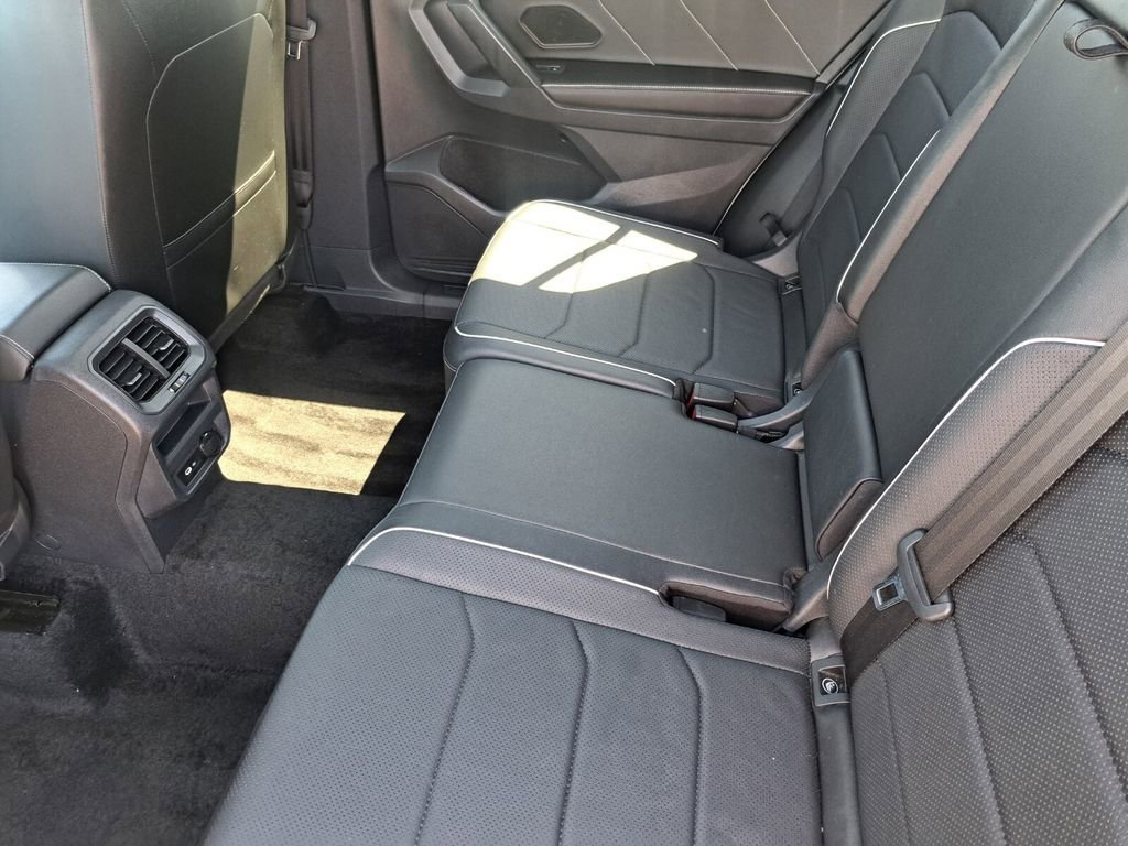 Used 2023 Volkswagen Tiguan SEL R-Line image 21