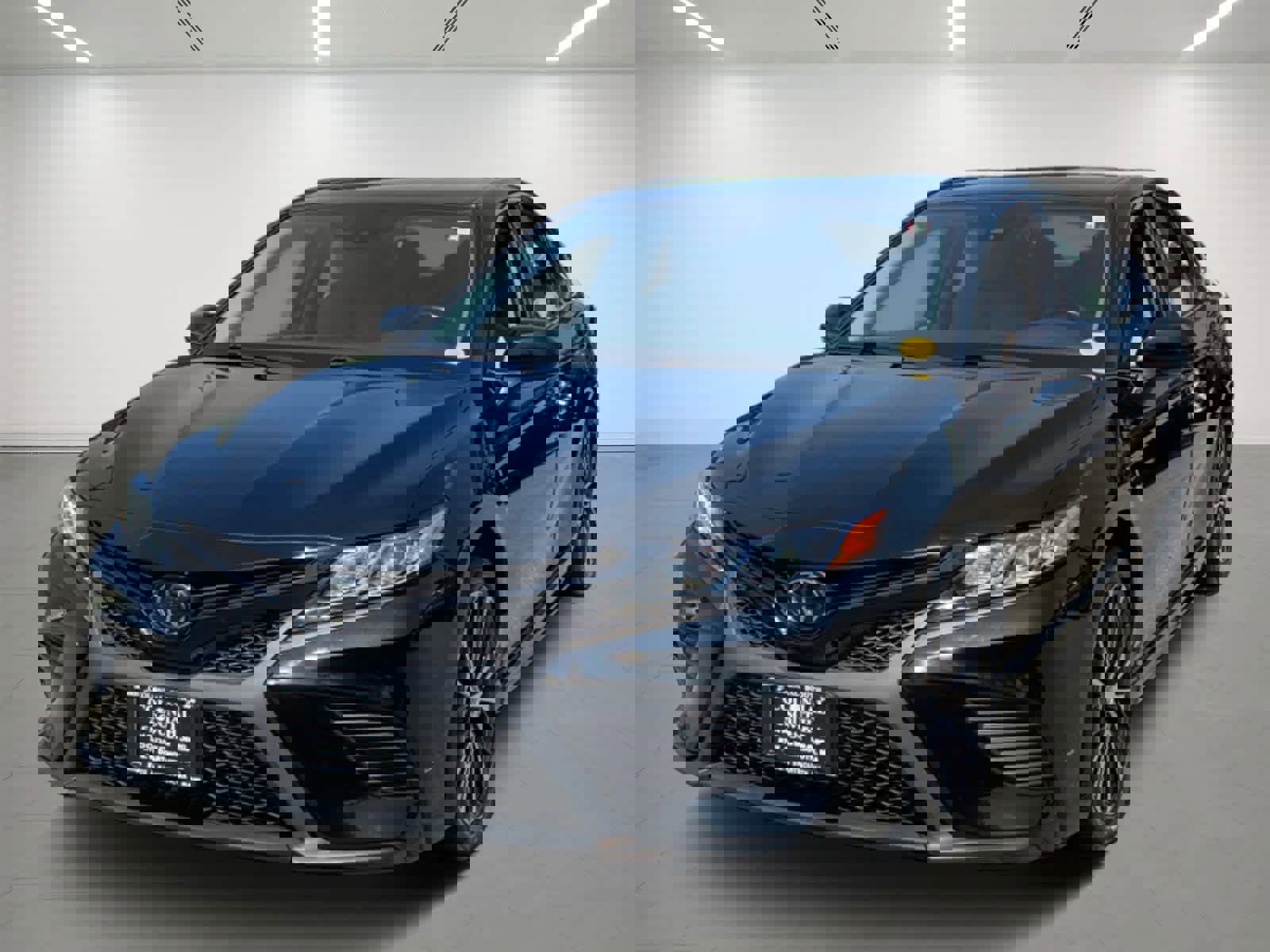 Used 2020 Toyota Camry SE image 1