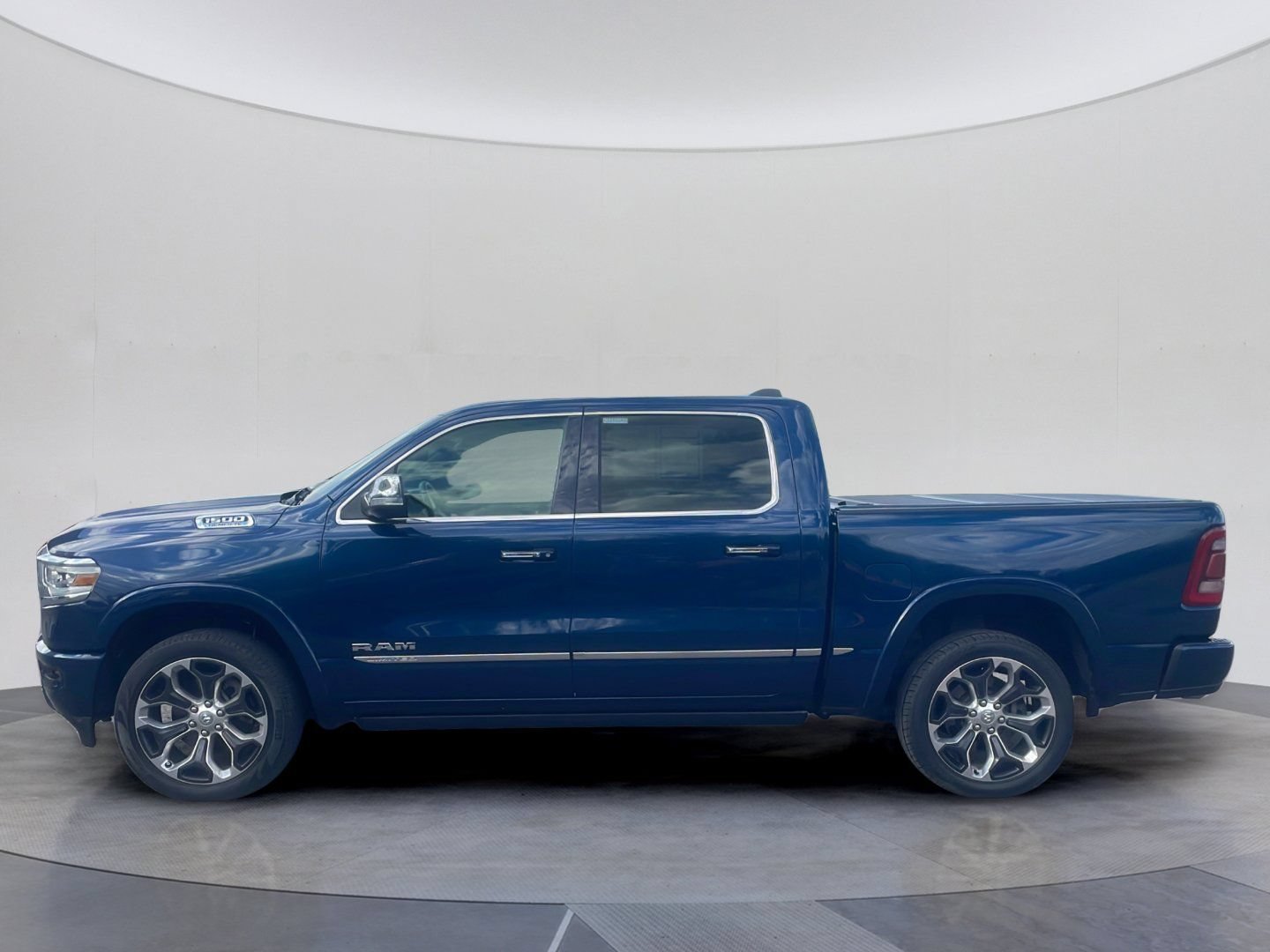 Used 2022 RAM 1500 Limited w/ Body-Colour Bumper Group AWD/4WD image 2