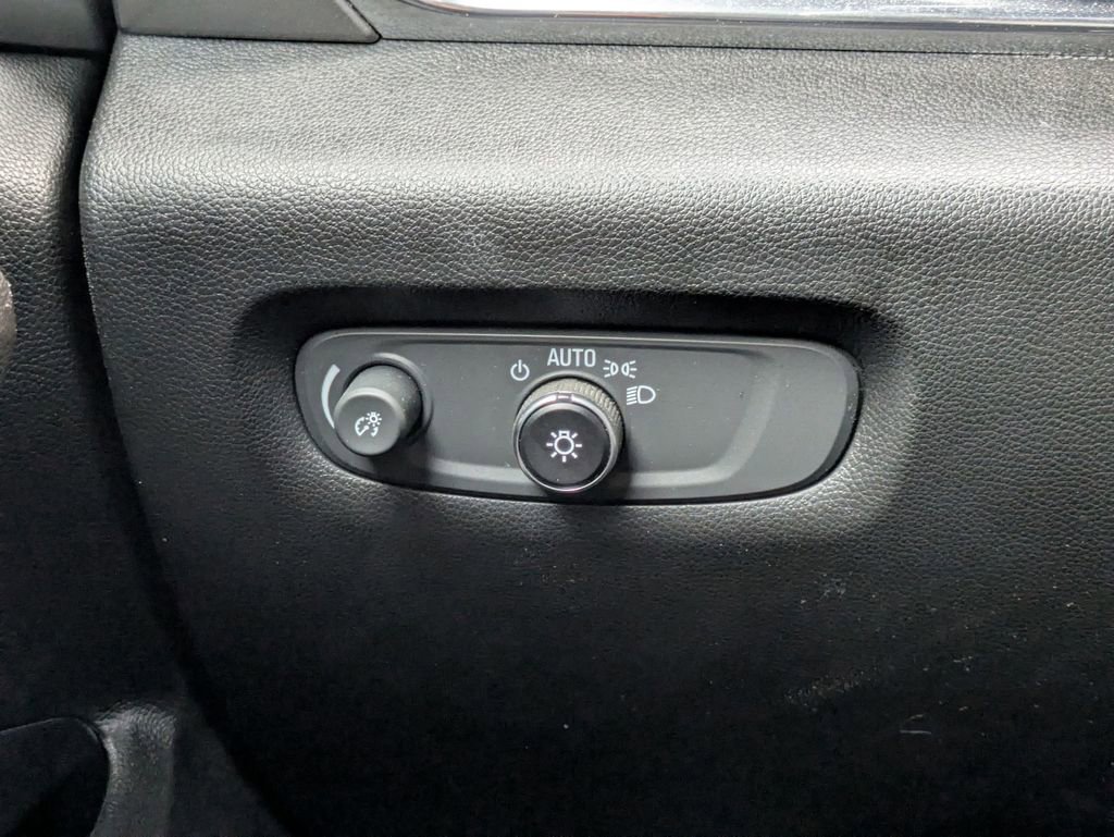 Used 2023 Chevrolet Traverse LT image 17