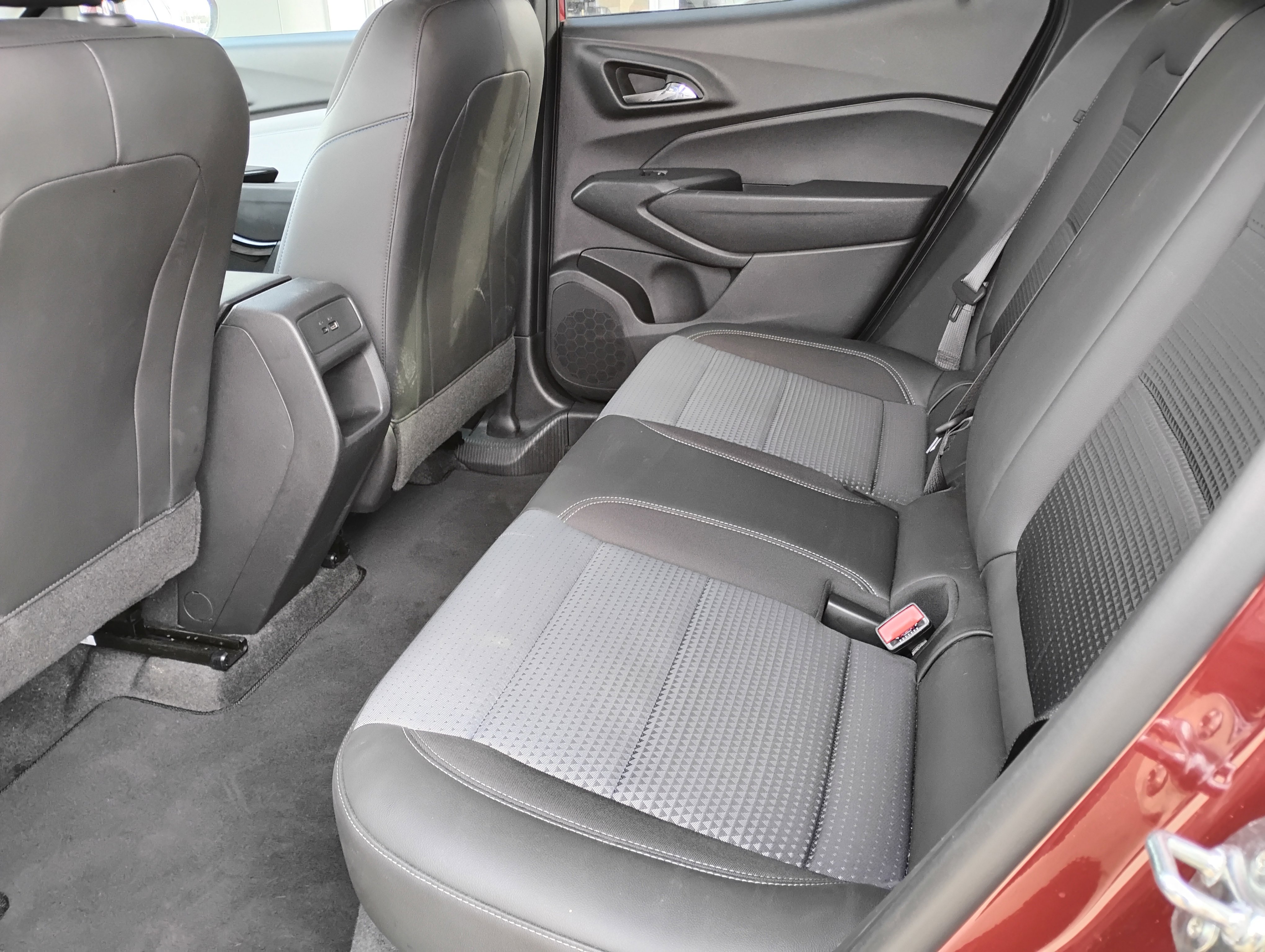 Used 2025 Chevrolet Trax LT w/ LT Convenience Package image 17