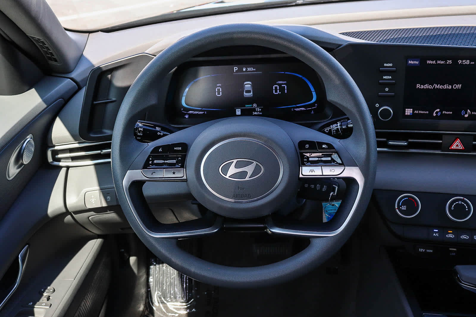 Used 2025 Hyundai Elantra SE w/ Cargo Package image 17
