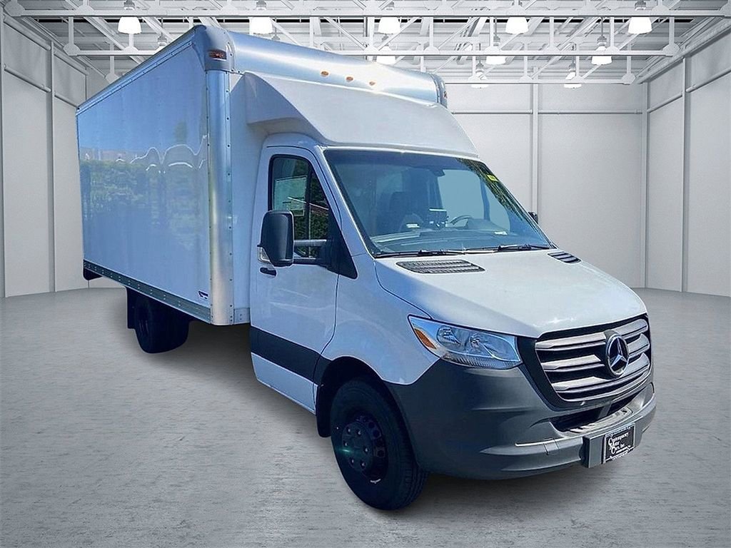 Used 2024 Mercedes-Benz Sprinter 4500 image 2