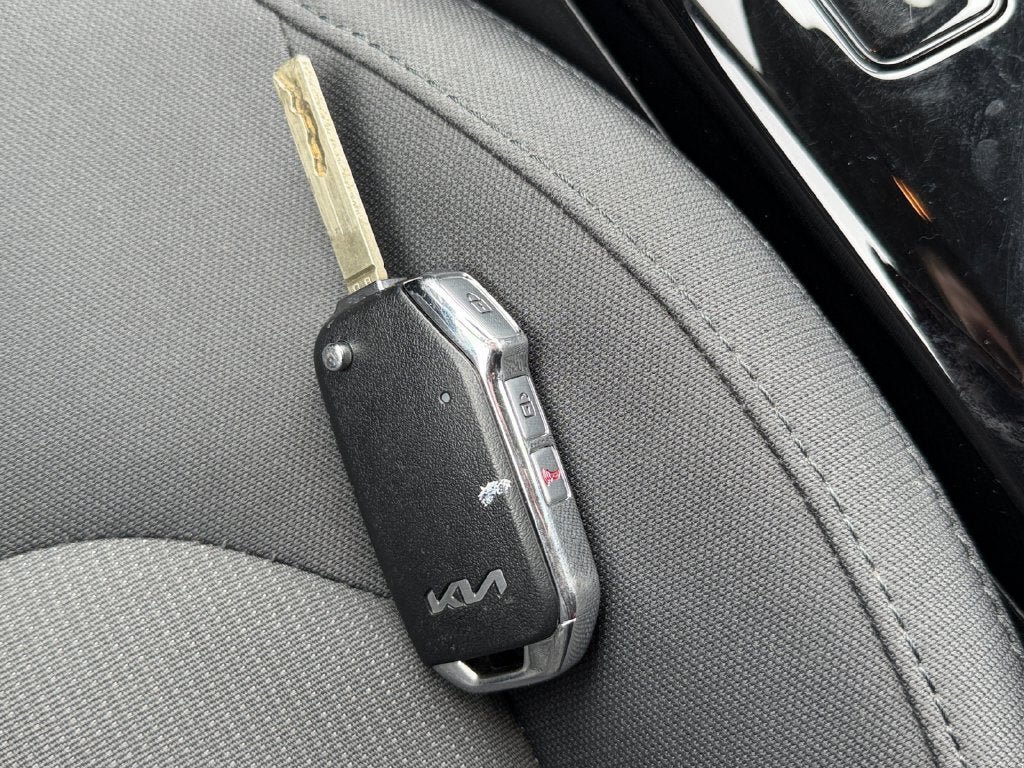 Used 2025 Kia Niro LX FWD image 32