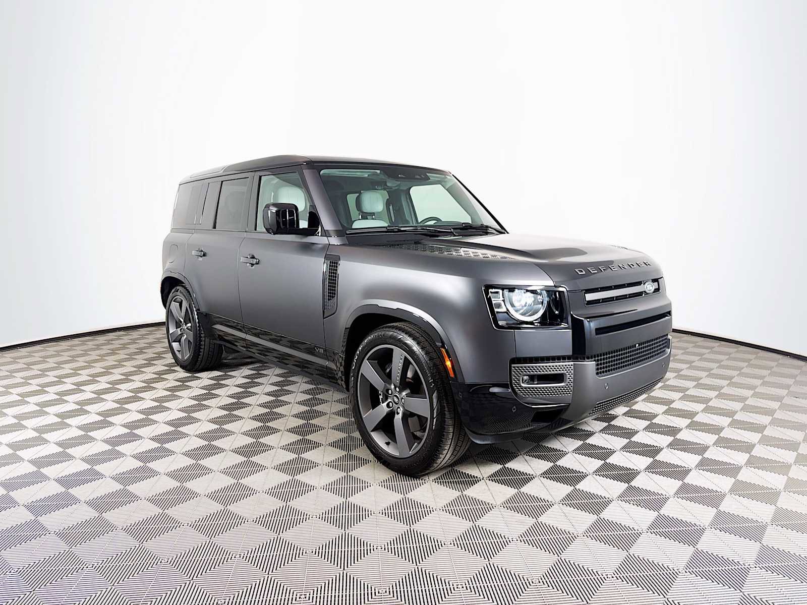 Used 2025 Land Rover Defender 110 V8 AWD/4WD image 3