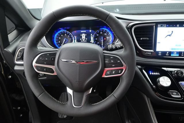 Used 2026 Chrysler Pacifica Limited FWD image 6