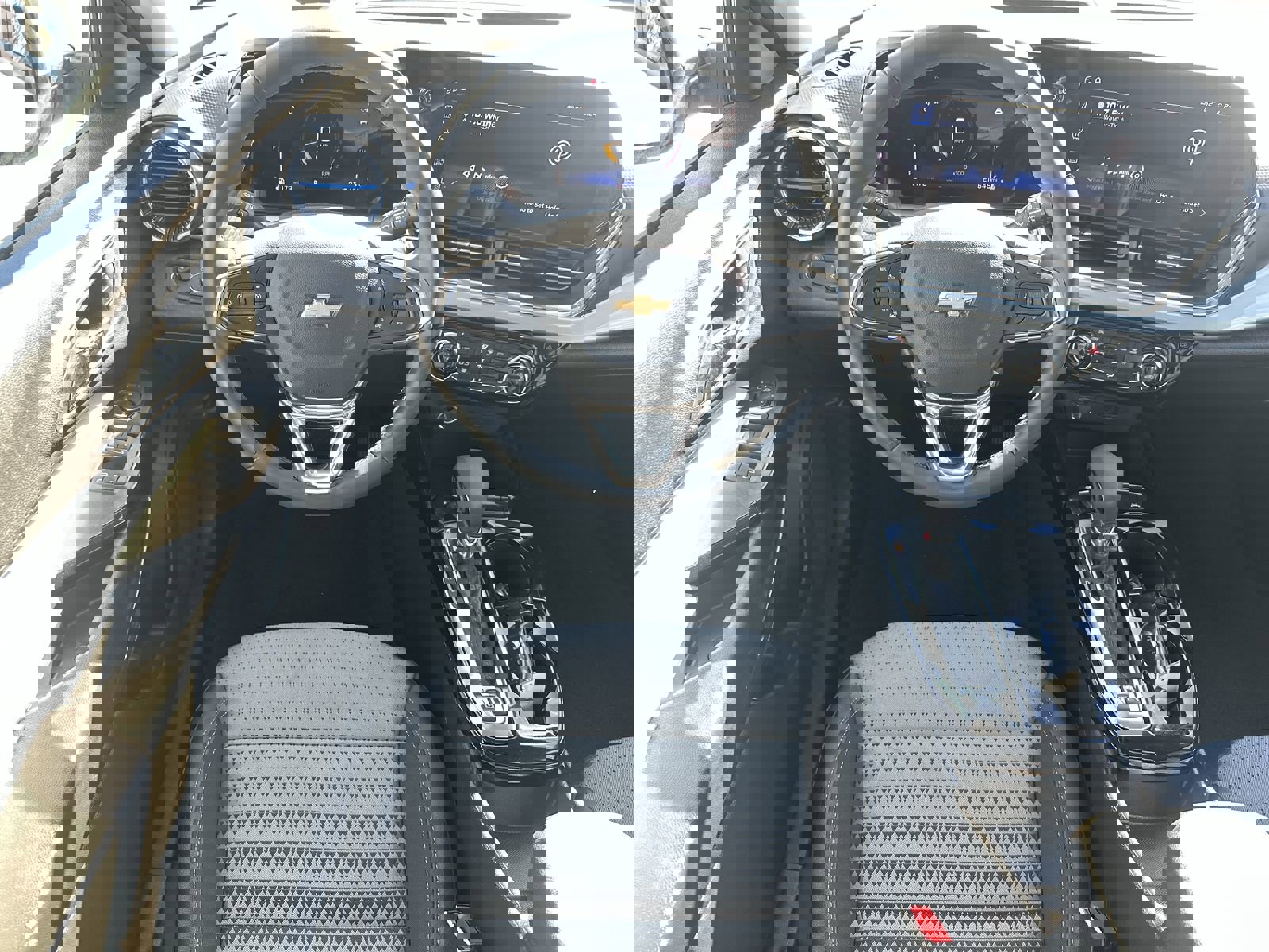 Used 2025 Chevrolet Trax LT w/ LT Convenience Package image 17