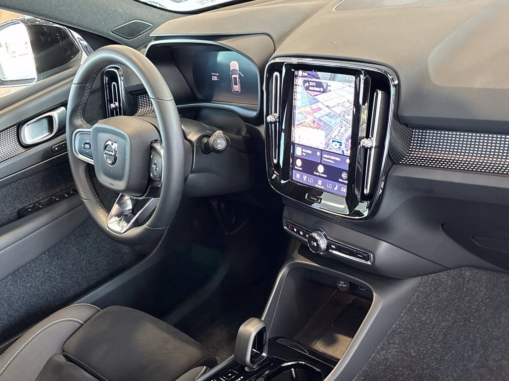 Used 2025 Volvo XC40 B5 Plus AWD/4WD image 26