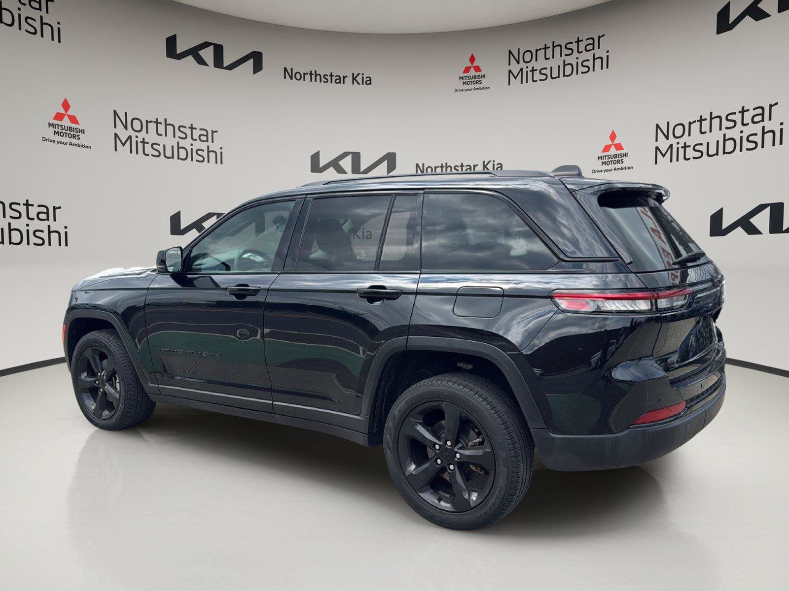 Used 2023 Jeep Grand Cherokee Limited w/ Black Appearance Package AWD/4WD image 3