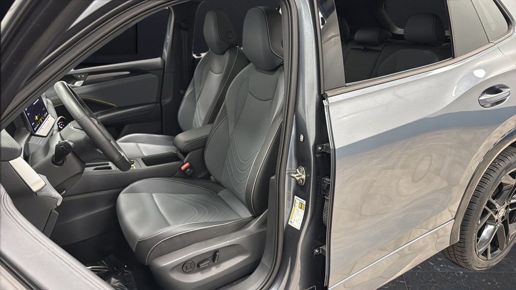 Used 2025 Volkswagen Tiguan SE R-Line AWD/4WD image 9