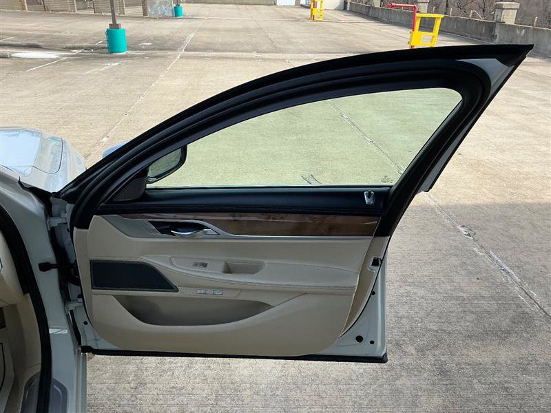 Used 2017 BMW 740i xDrive image 30