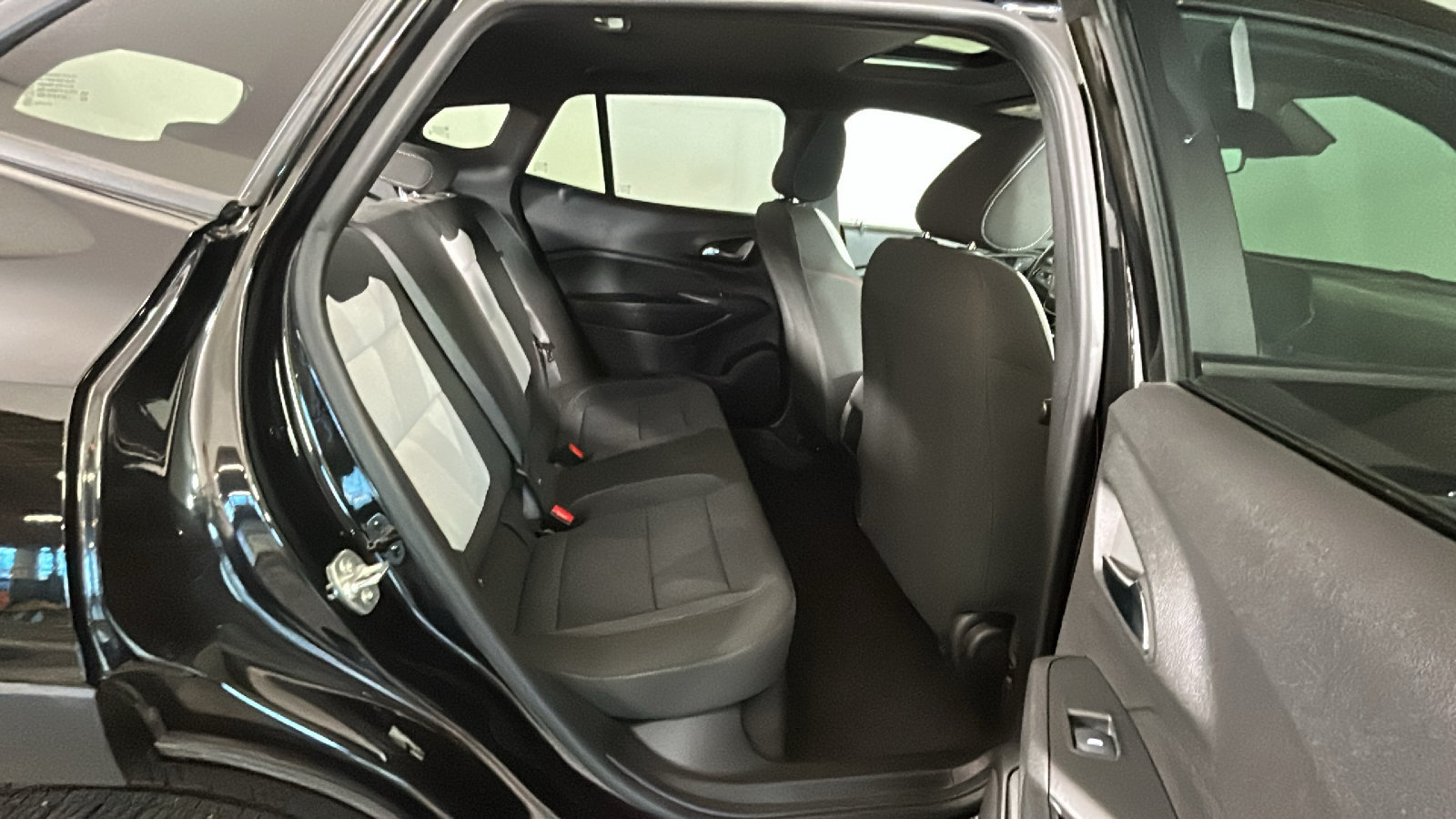Used 2025 Chevrolet Trax RS w/ Sunroof Package FWD image 34