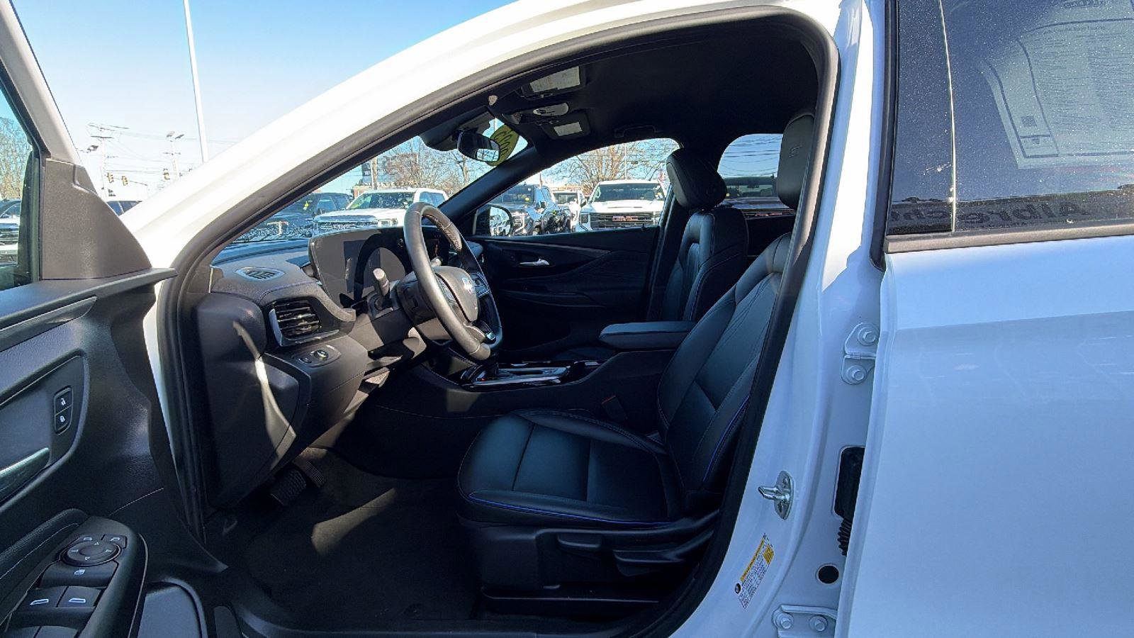 Used 2025 Buick Envista Sport Touring image 18