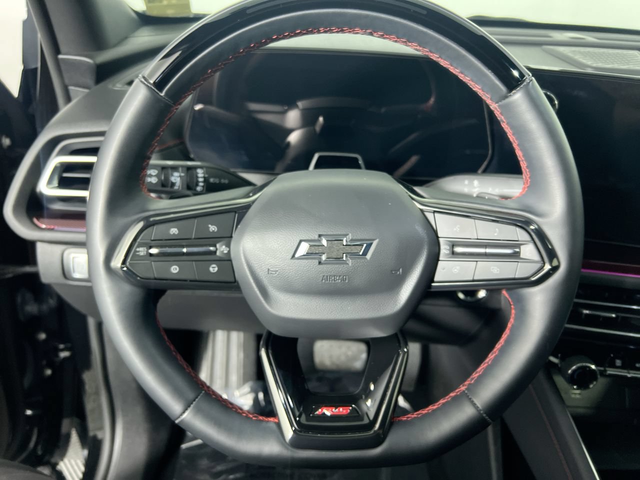 Used 2026 Chevrolet Traverse RS FWD image 9