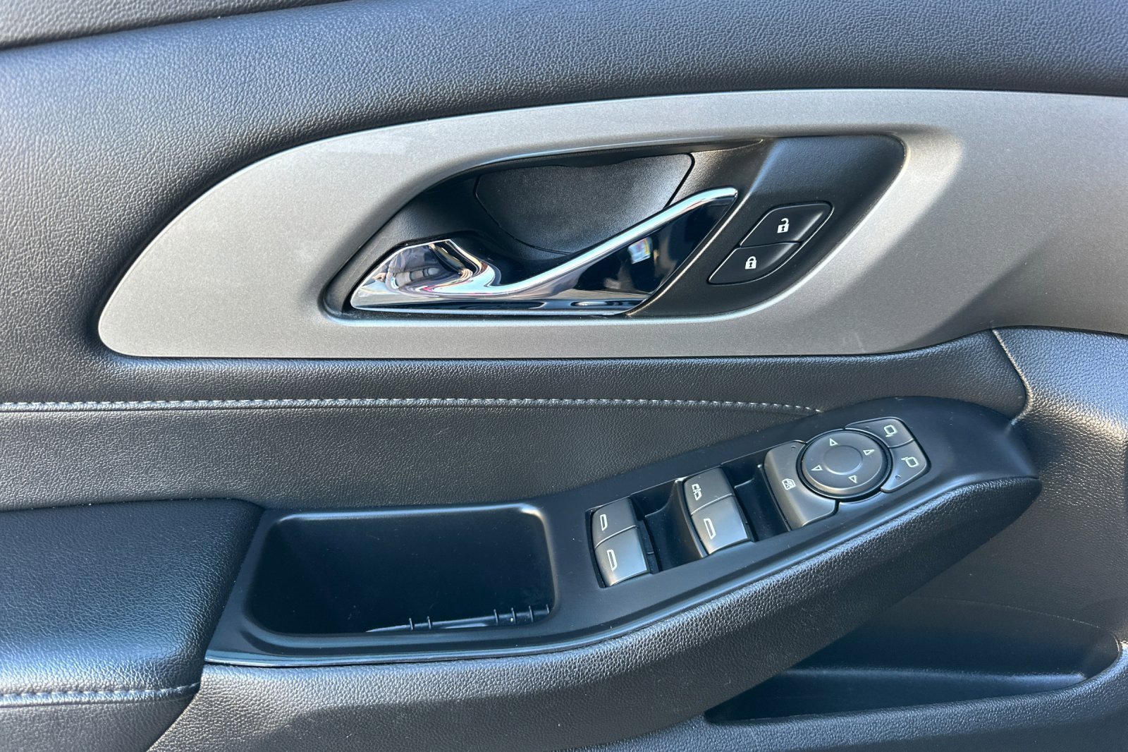 Used 2023 Chevrolet Traverse LT image 11