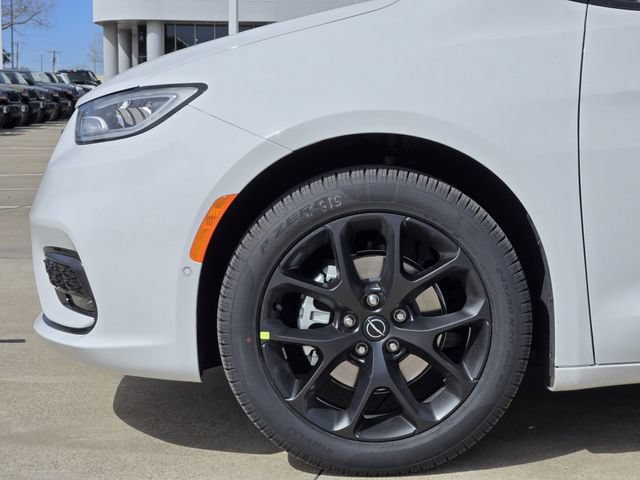 New 2026 Chrysler Pacifica Limited w/ Uconnect Theater Family Group FWD image 5
