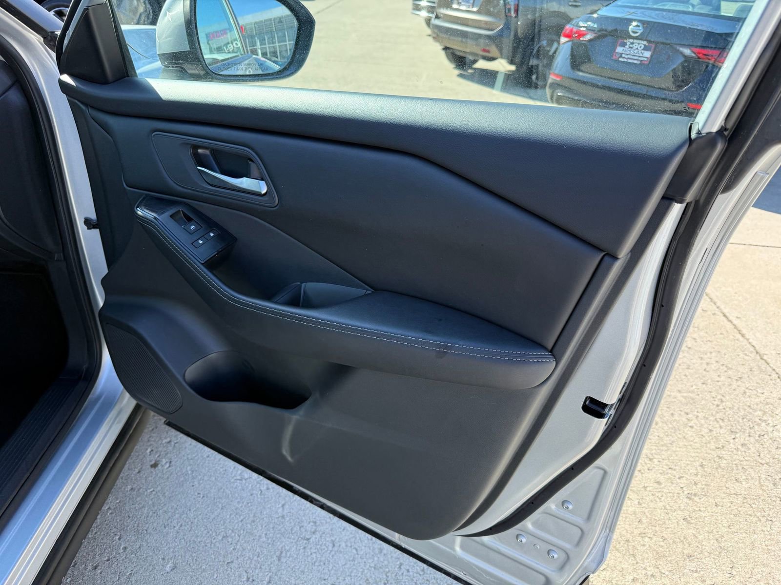 Certified 2025 Nissan Rogue SV image 31