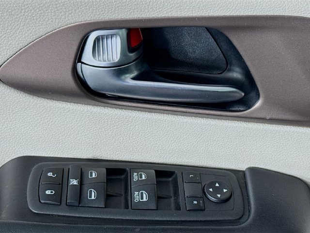 Used 2022 Chrysler Voyager LX FWD image 21