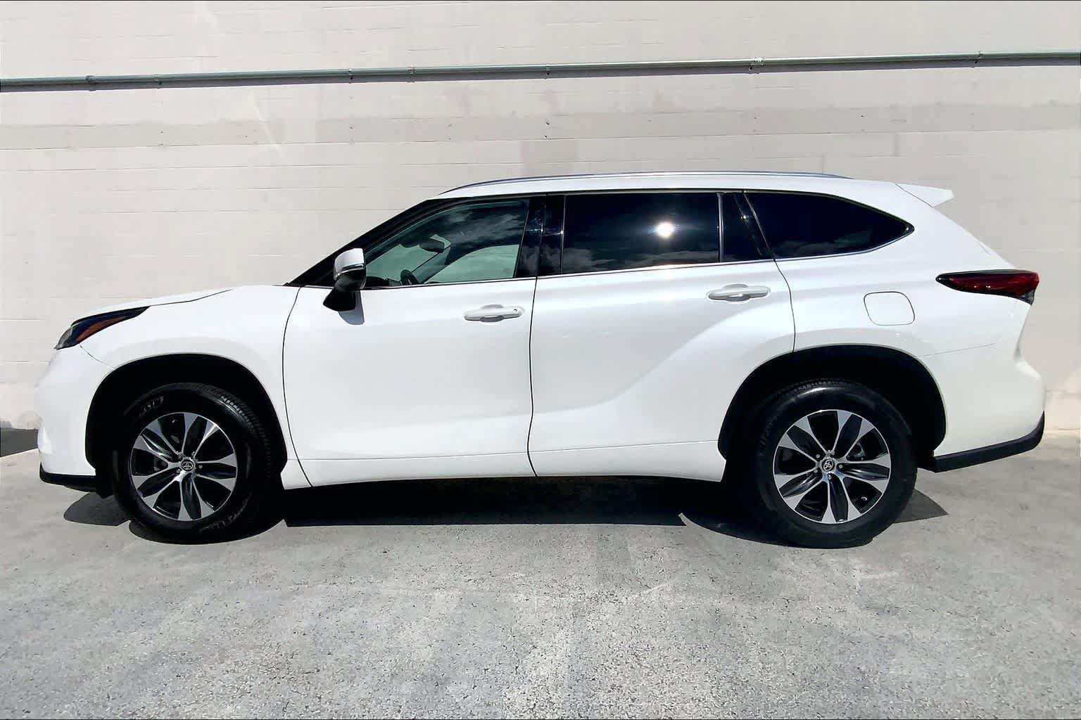 Used 2021 Toyota Highlander XLE FWD image 3