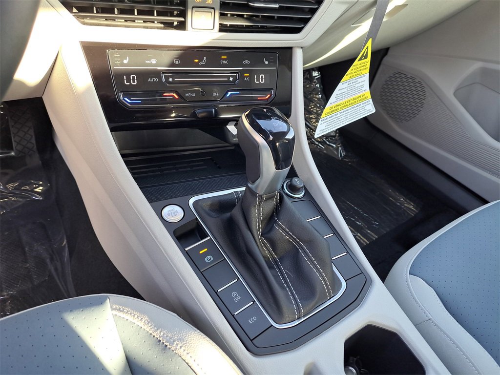 Used 2025 Volkswagen Jetta SE w/ Black Wheel Package image 9