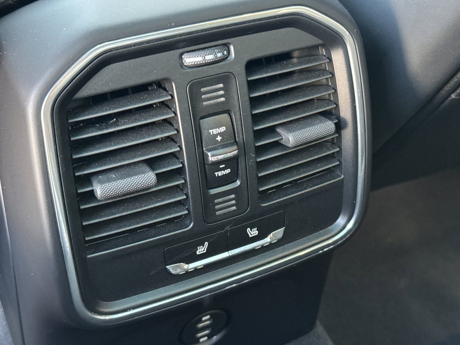 Certified 2022 Porsche Macan image 15