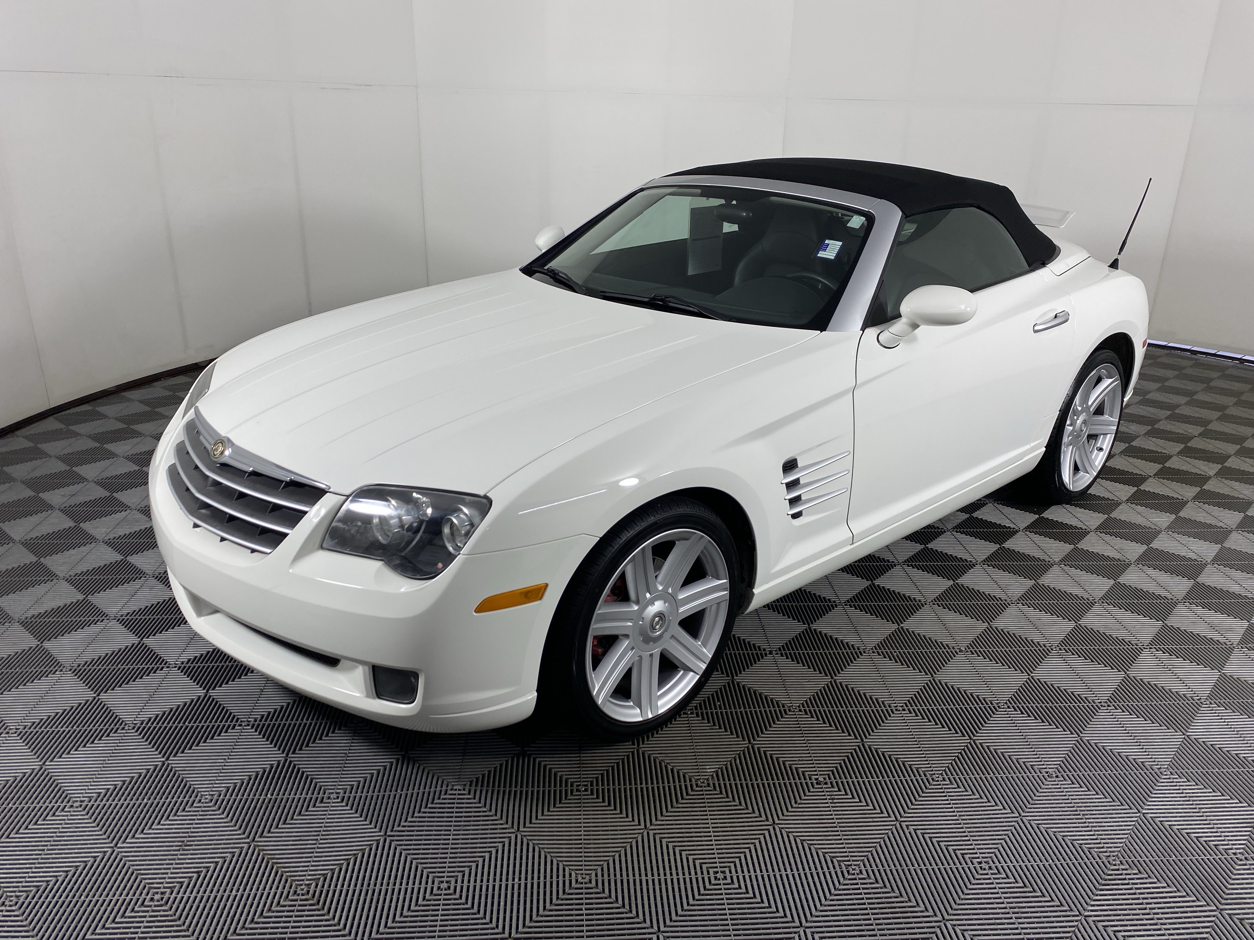 Used 2005 Chrysler Crossfire Limited RWD image 8