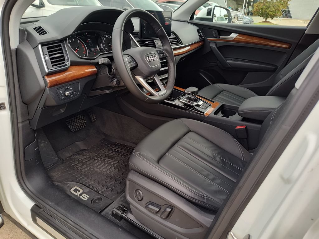 Used 2023 Audi Q5 2.0T Premium w/ Convenience Package AWD/4WD image 2