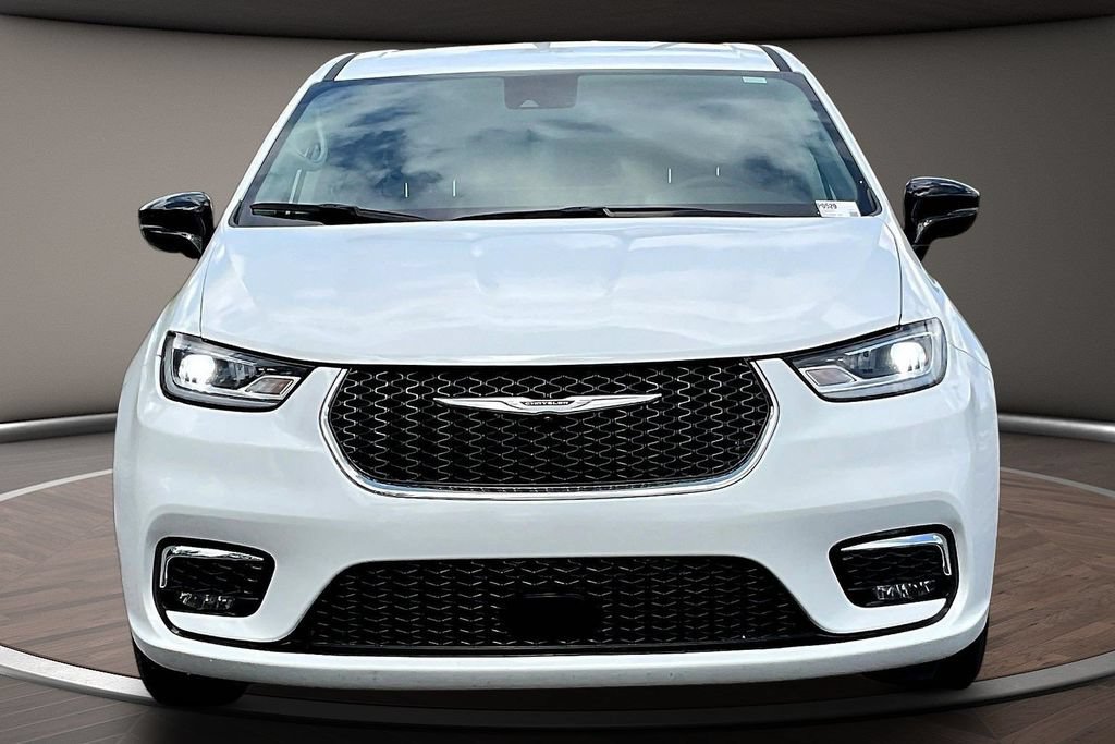 Used 2024 Chrysler Pacifica Touring-L FWD image 2