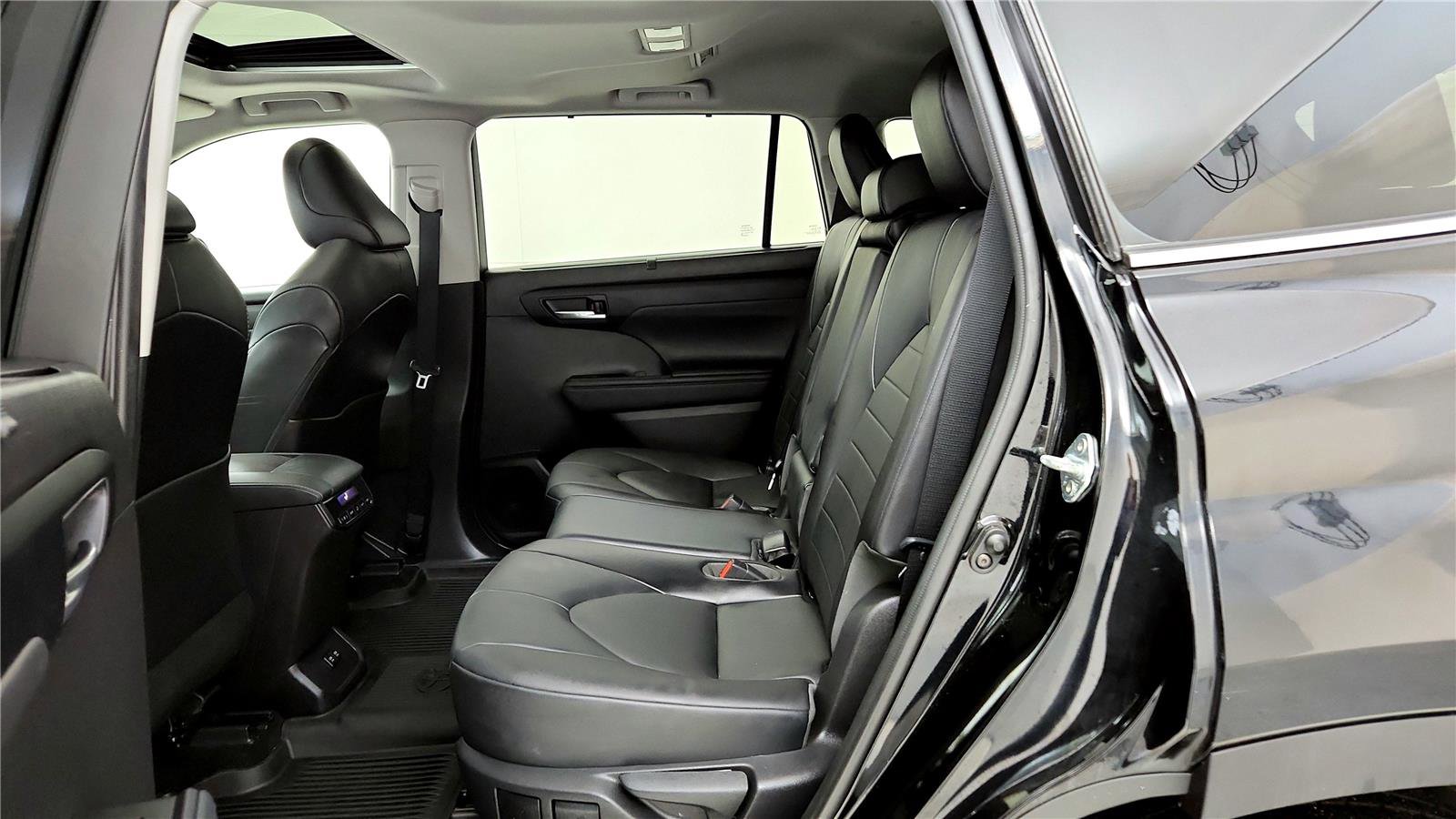 Used 2021 Toyota Highlander XLE image 17