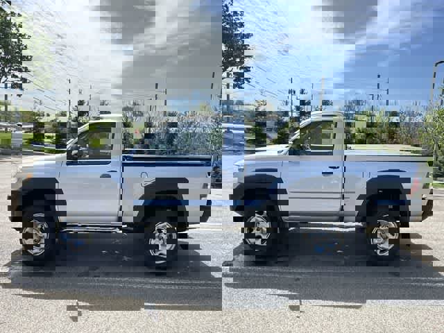 Used 2011 Toyota Tacoma 4x4 Regular Cab image 2