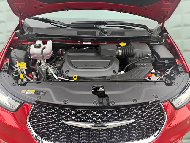 Certified 2024 Chrysler Pacifica Limited image 13