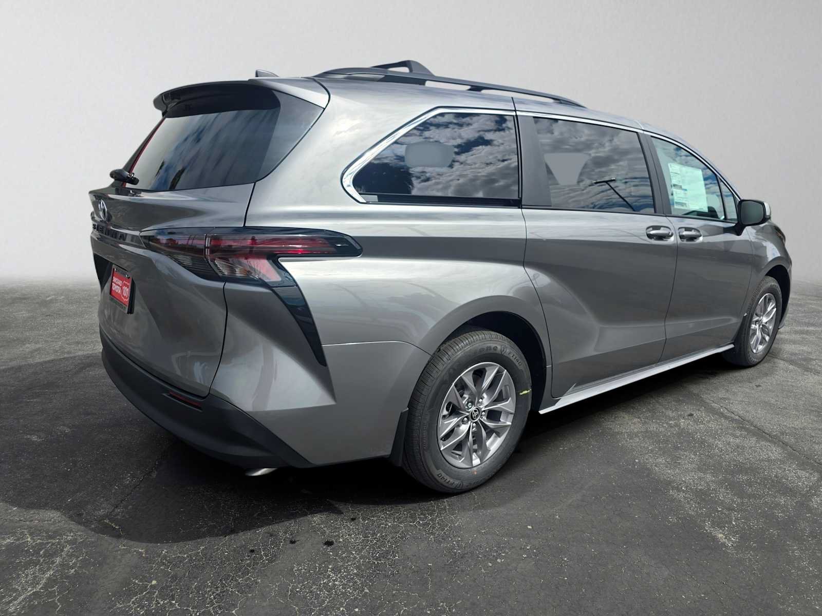 New 2026 Toyota Sienna LE FWD image 3