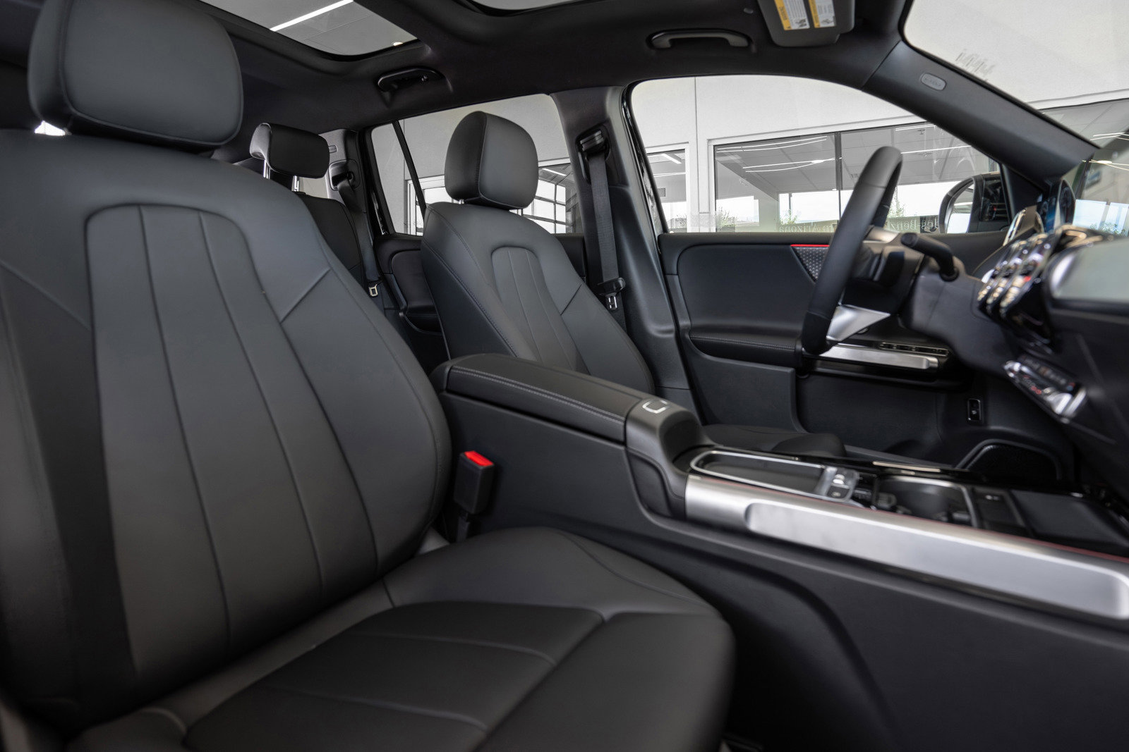 Used 2024 Mercedes-Benz GLB 250 w/ Exclusive Package image 33