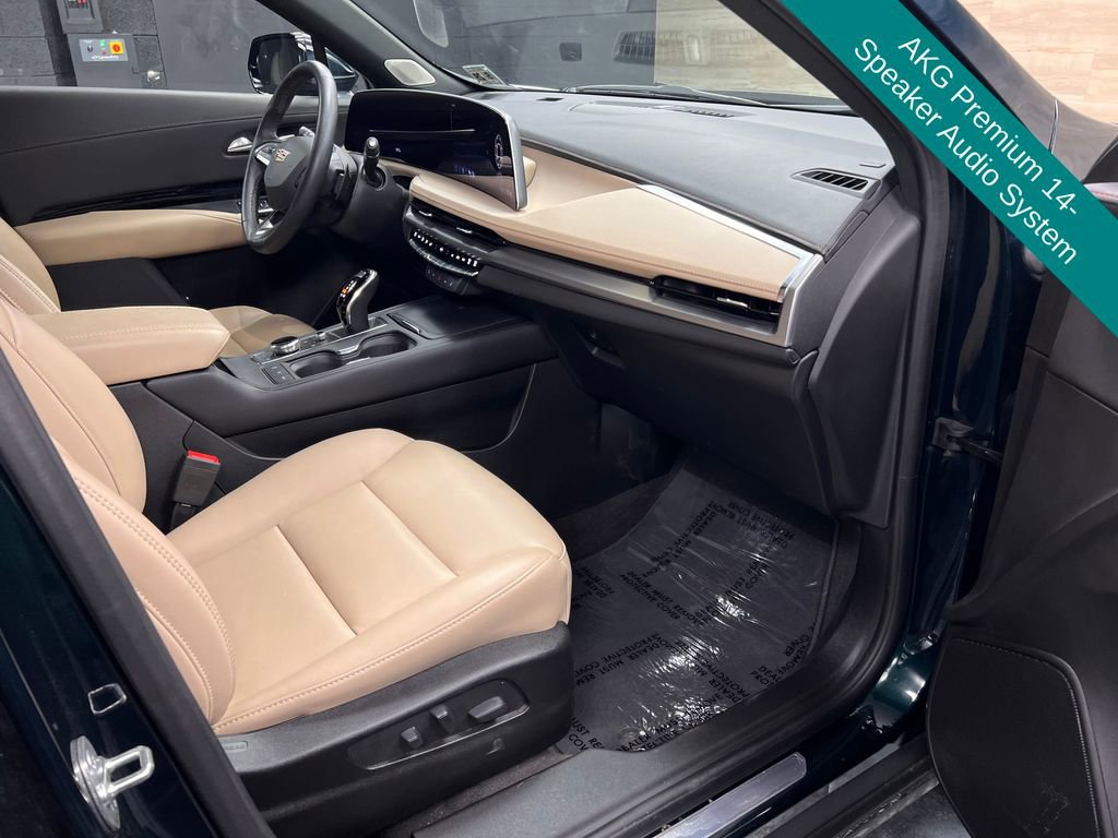 Used 2024 Cadillac XT4 Luxury w/ Cold Weather Package FWD image 8