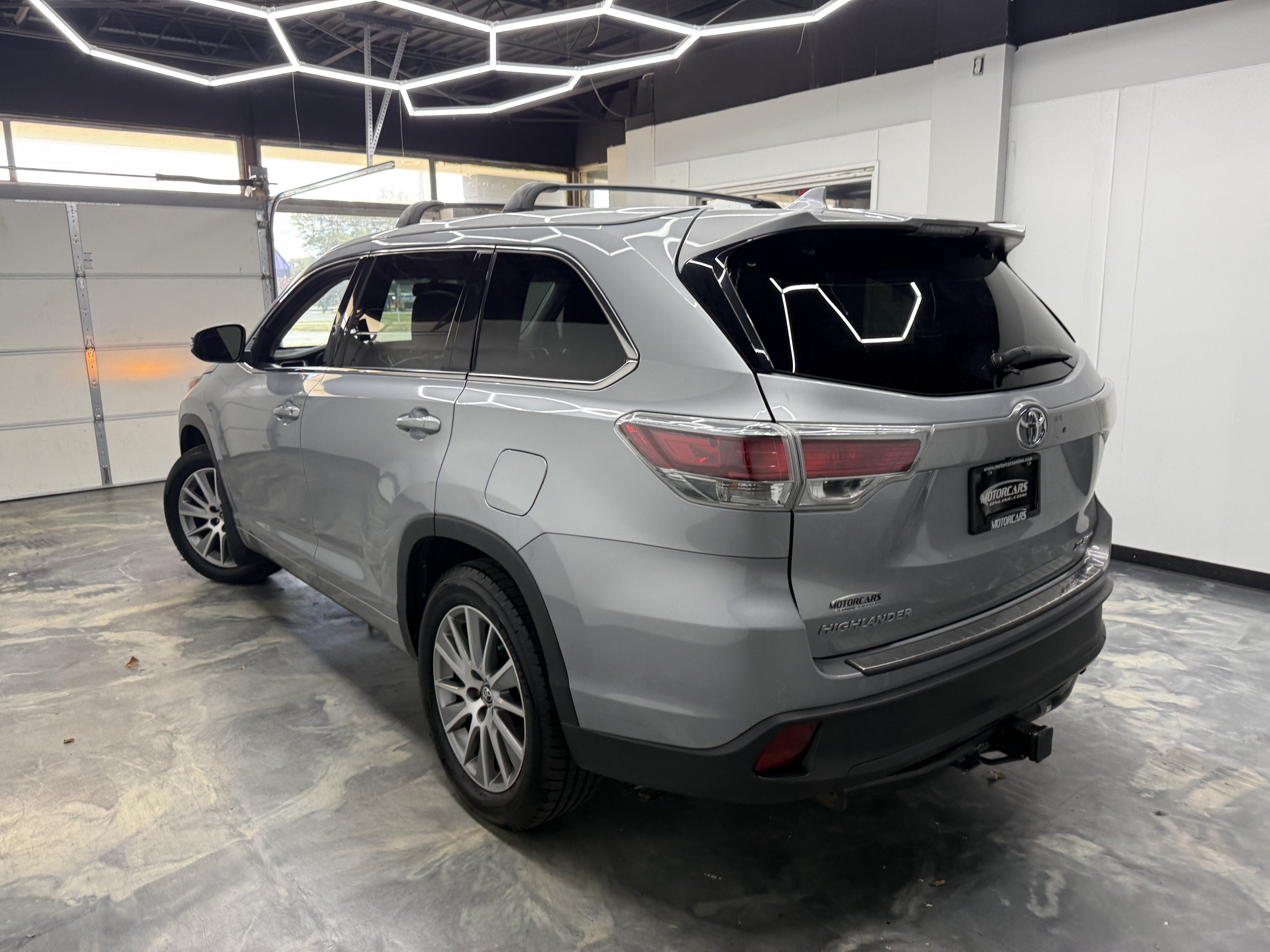 Used 2016 Toyota Highlander XLE AWD/4WD image 3