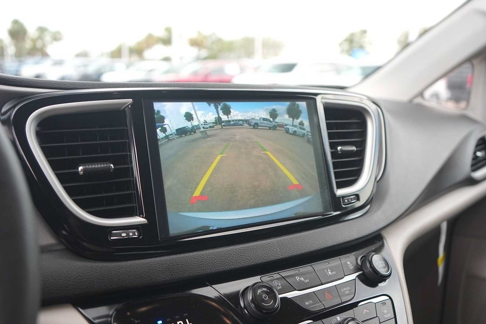 Used 2024 Chrysler Pacifica Touring-L FWD image 23