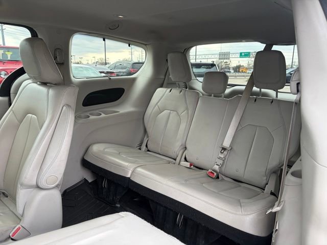 Used 2018 Chrysler Pacifica Touring-L image 10