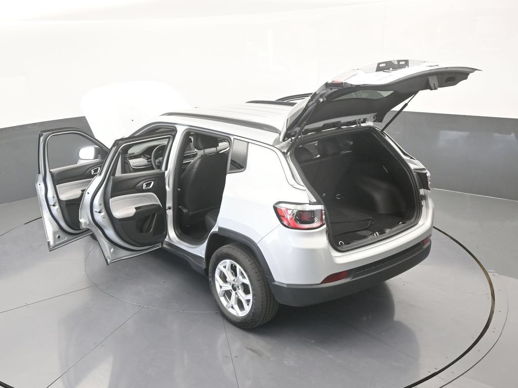 Used 2025 Jeep Compass Latitude AWD/4WD image 36