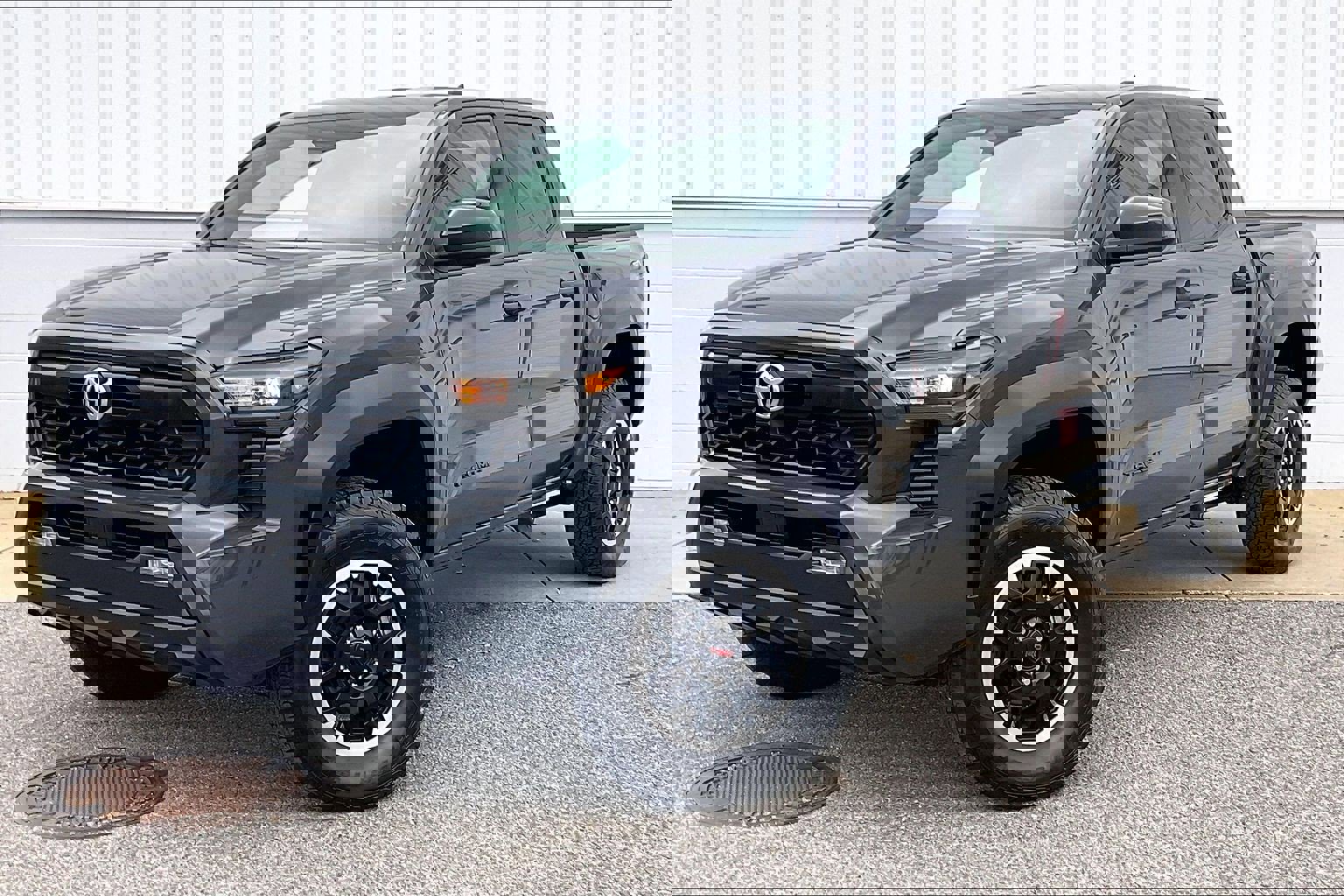 Used 2025 Toyota Tacoma TRD Off-Road image 2