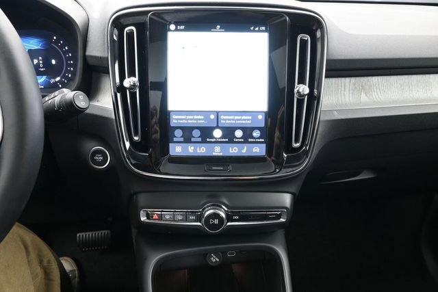 Used 2025 Volvo XC40 B5 Plus AWD/4WD image 13
