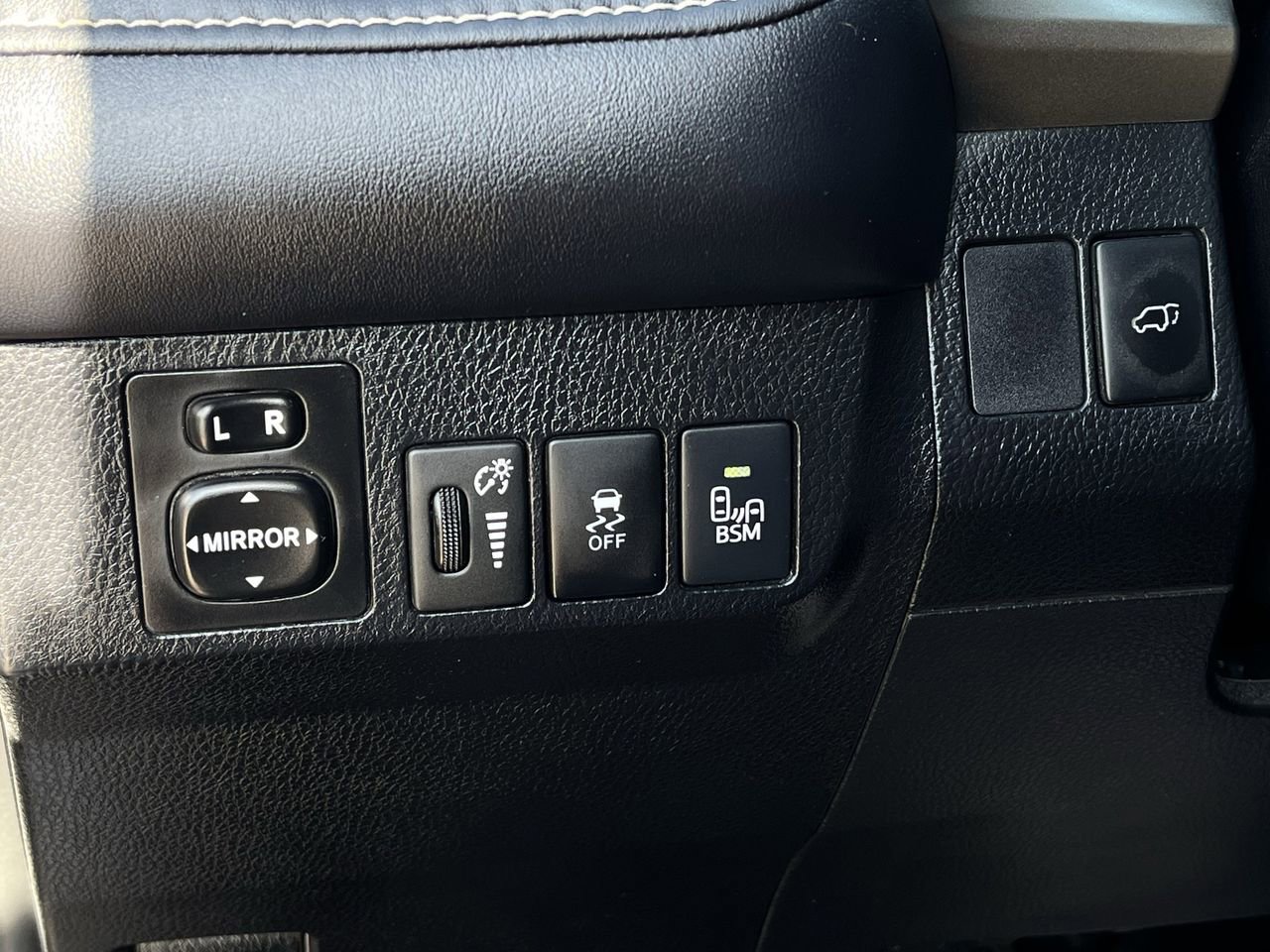 Used 2014 Toyota RAV4 Limited w/ Technology Package image 24