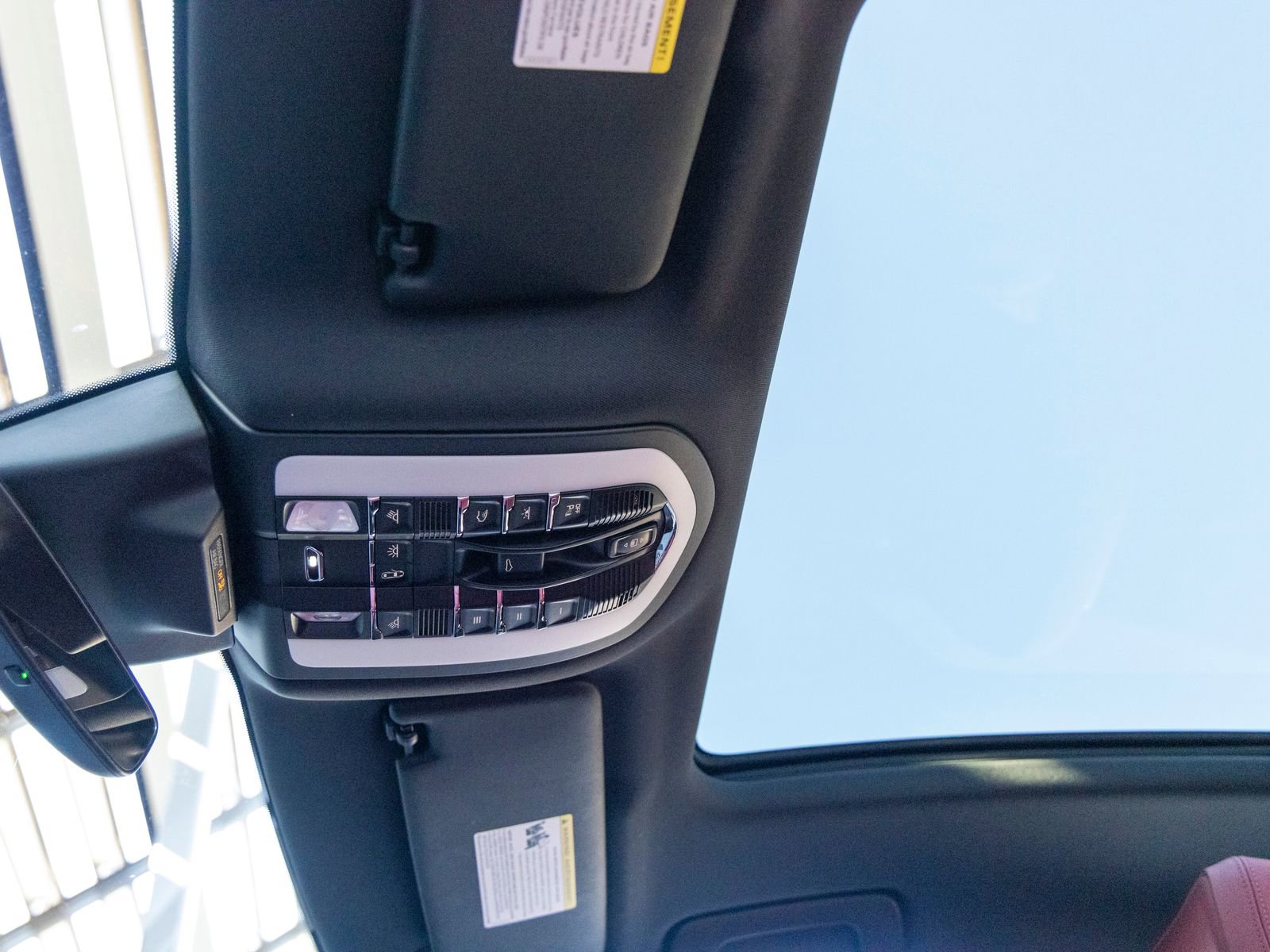 Certified 2025 Porsche Macan image 30