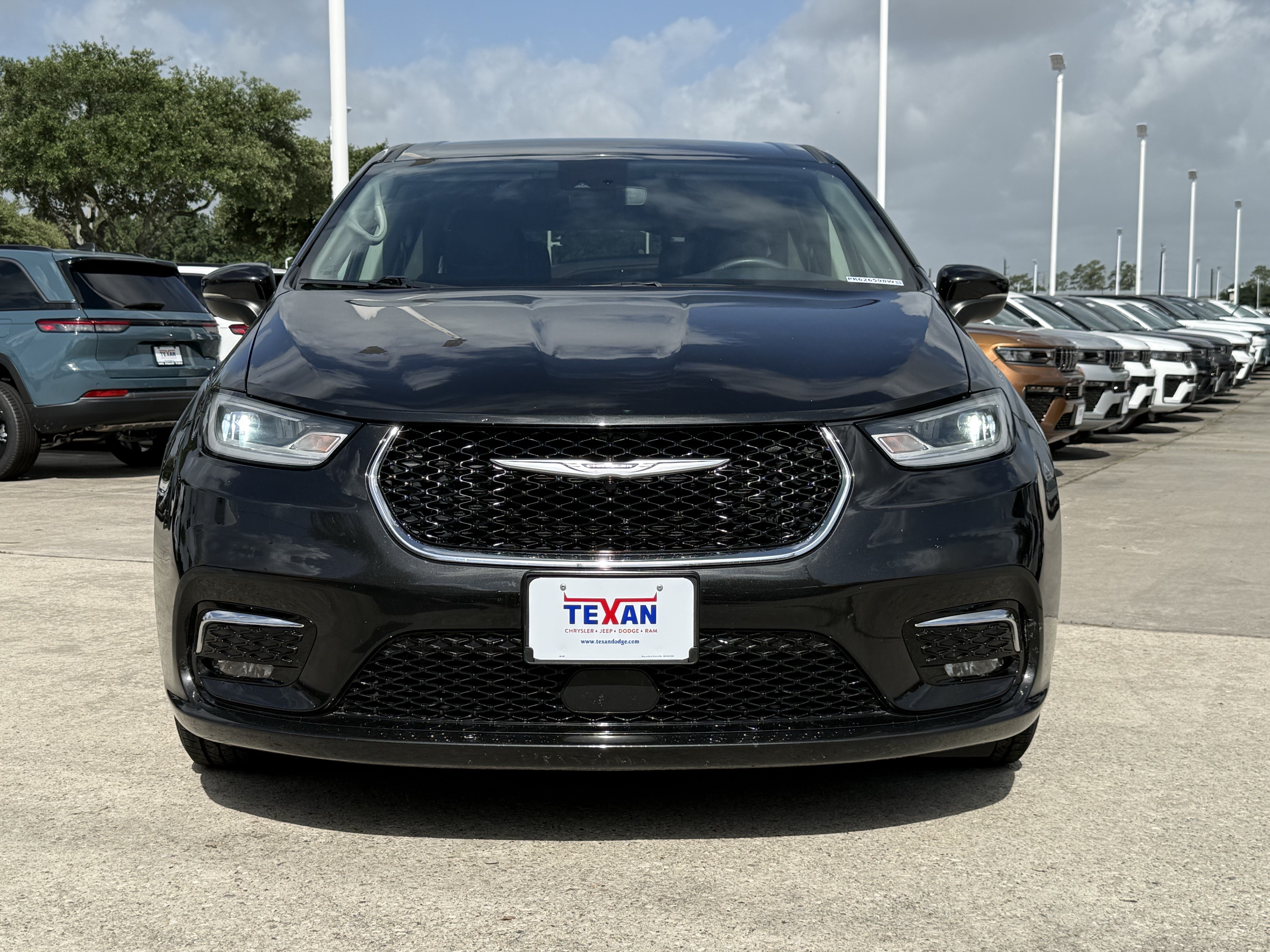 Used 2023 Chrysler Pacifica Touring-L FWD image 10