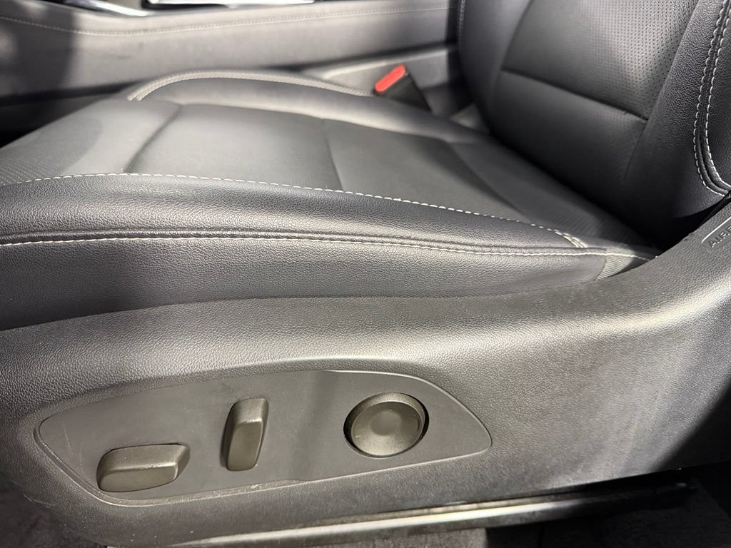 Used 2025 Chevrolet Traverse LT FWD image 24