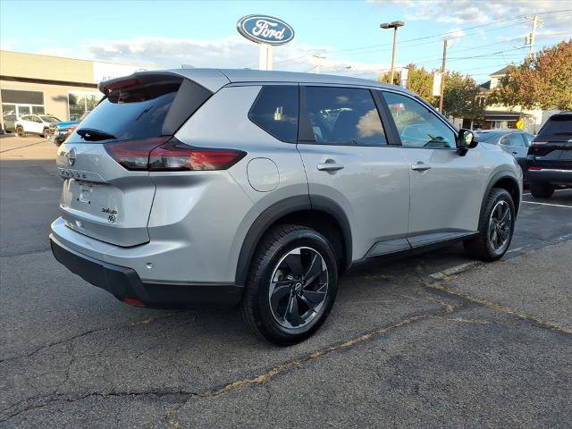 Used 2024 Nissan Rogue SV image 3